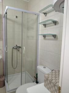 un baño con ducha y WC en Felicia Apartments, en Budva 10 fotos más