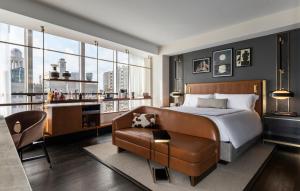 Postel nebo postele na pokoji v ubytování Thompson Dallas, by Hyatt