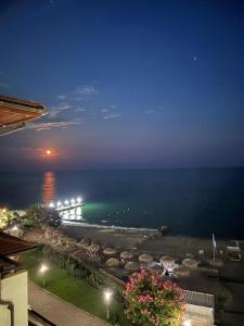 ein Blick auf das Meer bei Nacht mit Lichtern in der Unterkunft Garden of Eden- Apartments Sweet Dreams Rey&Mar Saint Vlas in Sweti Wlas