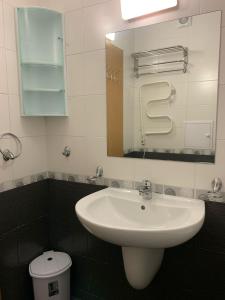ein Badezimmer mit Waschbecken, Spiegel und Toilette in der Unterkunft Garden of Eden- Apartments Sweet Dreams Rey&Mar Saint Vlas in Sweti Wlas