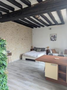 ベレームにあるStudio centre villeのベッドとテーブルのあるリビングルーム