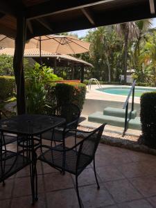 Bazén v ubytování Parti Gras Hotel & Villas en Playa Potrero nebo v jeho okolí
