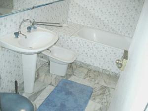 Un baño con lavabo, inodoro y bañera. en Merveilleux, sur la plage et accès direct à la mer, en Olmeto 21 fotos más