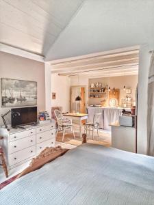 デトモルトにあるApartment „Waldstübchen“の大きなベッドとキッチンのある寝室