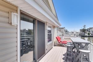 En balkong eller terrasse på Bayfront Home with Boat Dock and Deck in Forked River