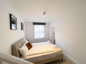 ein Schlafzimmer mit einem Bett und einem Fenster in der Unterkunft The Fitz Central Apartment in London