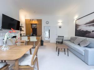 ein Wohnzimmer mit Sofa und Tisch in der Unterkunft The Fitz Central Apartment in London