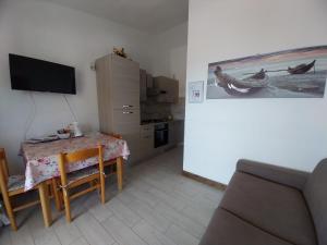 Kuchyň nebo kuchyňský kout v ubytování Paradise Flat - View, Garden & Parking (200Mt Sea)