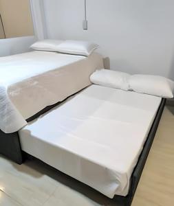 two beds sitting next to each other in a room at Apartamento cerca a la playa y al mar Punta Roca in Maizal