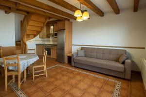 a living room with a couch and a table at El Jardín de Casa Male in Pimiango