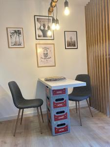 a table with two chairs and a table with boxes at Bretterbutze MeerBlickButze in Grömitz +14 photos