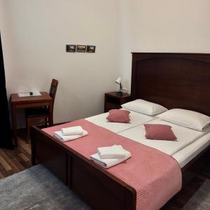 Voodi või voodid majutusasutuse Hotel Paviljon toas