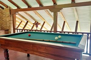 a pool table in a room with a ceiling at Reserva tu casa rodeada de naturaleza en Villeta in Villeta