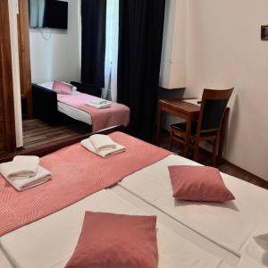 Voodi või voodid majutusasutuse Hotel Paviljon toas