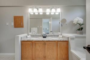 Flower MoundにあるMelody Home near Grapevine DFW Airport w backyardの洗面台と大きな鏡のあるバスルーム +17枚の写真