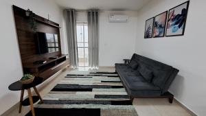 Televisyen dan/atau pusat hiburan di Apartamento climatizado- Excelente localização
