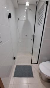 Bilik mandi di Apartamento climatizado- Excelente localização +11 gambar