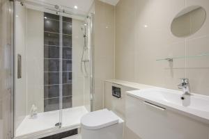 Un baño con ducha, inodoro y lavabo. en Luxurious Residence in Chelmsford City, With Full Sky Channels, en Chelmsford