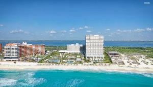 Luftaufnahme eines Ferienresorts am Strand in der Unterkunft Riu Ventura - All Inclusive in Cancún