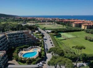 una vista aerea di un resort con piscina di Casa Marilia a Livorno