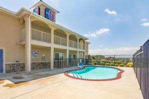 Bazén v ubytování Motel 6-Azle, TX nebo v jeho okolí