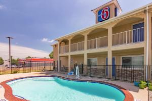 Bazén v ubytování Motel 6-Azle, TX nebo v jeho okolí