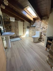 A seating area at Ecolagar O Barqueiro