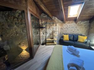 A seating area at Ecolagar O Barqueiro
