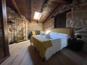 A bed or beds in a room at Ecolagar O Barqueiro