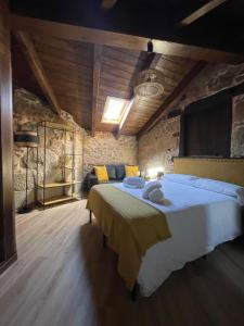 A bed or beds in a room at Ecolagar O Barqueiro
