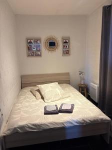 a bedroom with a bed with two towels on it at Mijn Kleinhof in Westouter