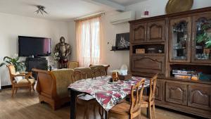 TV a/nebo společenská místnost v ubytování Maison d'hôte Augeard