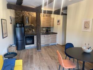 A kitchen or kitchenette at Ecolagar O Barqueiro