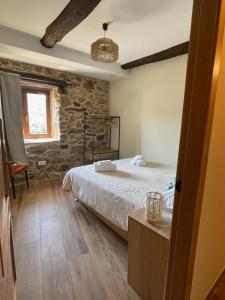 A bed or beds in a room at Ecolagar O Barqueiro