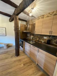 A kitchen or kitchenette at Ecolagar O Barqueiro