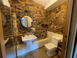 A bathroom at Ecolagar O Barqueiro