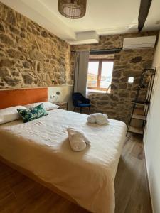 A bed or beds in a room at Ecolagar O Barqueiro