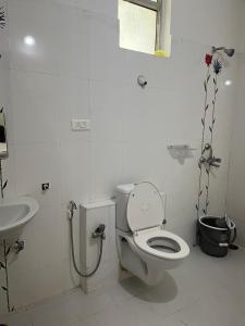 TurkapallyCorporate Hostel & PG的带马桶和水槽的浴室 更多15张照片