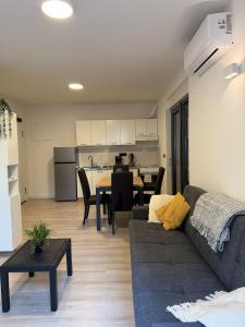 een woonkamer met een bank en een tafel bij Puntadura Oasis in Vir