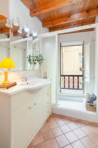 a bathroom with a sink and a shower with a window at La casina in Porrúa