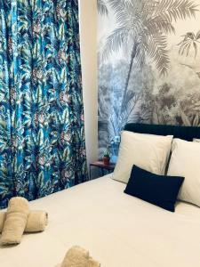 - une chambre avec un grand lit et un rideau bleu dans l'établissement Old Town Vibes - 5min to Sea - AC & Breakfast, à Nice 41 autres photos