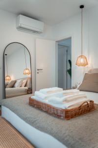 Un dormitorio con una cama grande y un espejo. en Rosal Country Village, en Ponte de Lima 60 fotos más