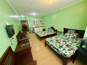 Una cama o camas en una habitación de Albergo Hotel - Studio Condo Unit - Baguio Transient