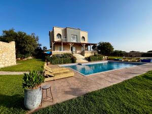 une maison avec une piscine dans la cour dans l'établissement Riad La Tempérance, à Essaouira