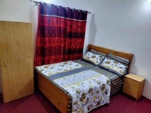 锡卡都Skardu Place Hotel & Restaurant的一间带床和窗帘的小卧室
