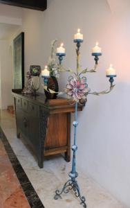 un candelabro con luci sopra un tavolo di La Villa du Golf à Cancun Hotel Boutique a Cancún