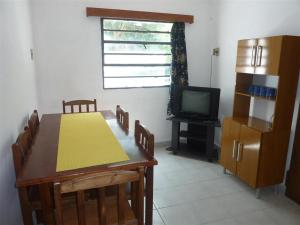 a dining room with a table and a television at Casa Diego y Claudia in Colonia del Sacramento