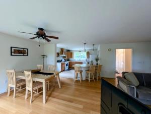Φωτογραφία από το άλμπουμ του Lakeside Serenity Cabin watersports Family σε Mariaville