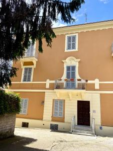ローマにあるNEW! St Peter Roman holidays 1953の大きな黄色の建物(バルコニー付)