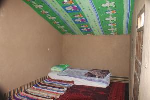 Postel nebo postele na pokoji v ubytování Kasbah Desert Camp